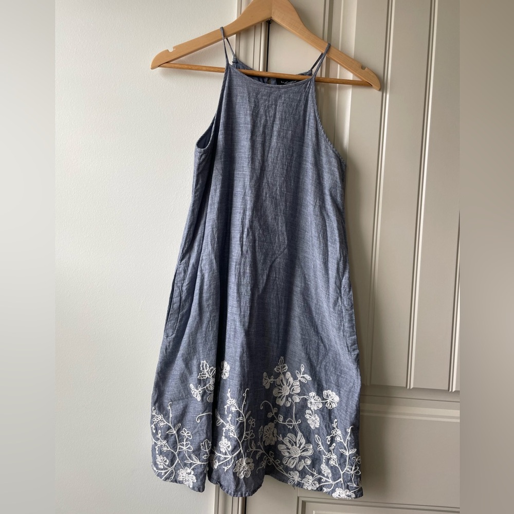 Cute embroidered chambray loose dress with pockets! Size XS